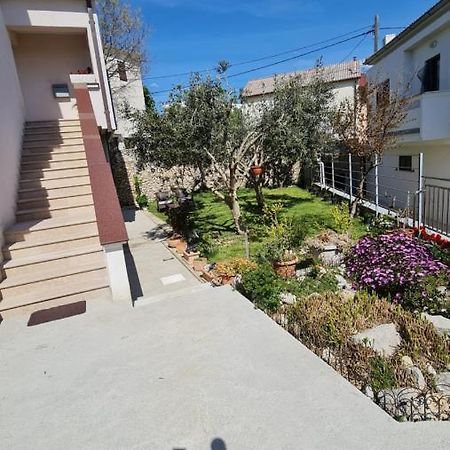 Apartmani Dami Novalja Exterior foto