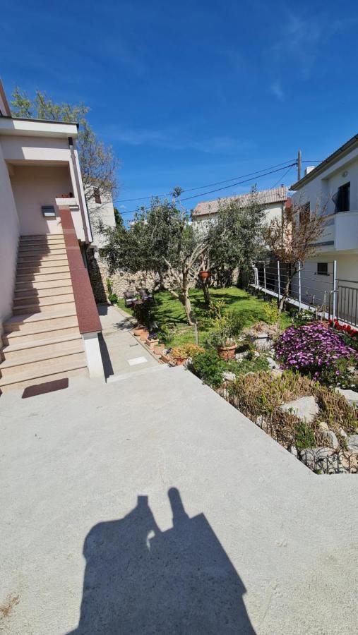Apartmani Dami Novalja Exterior foto