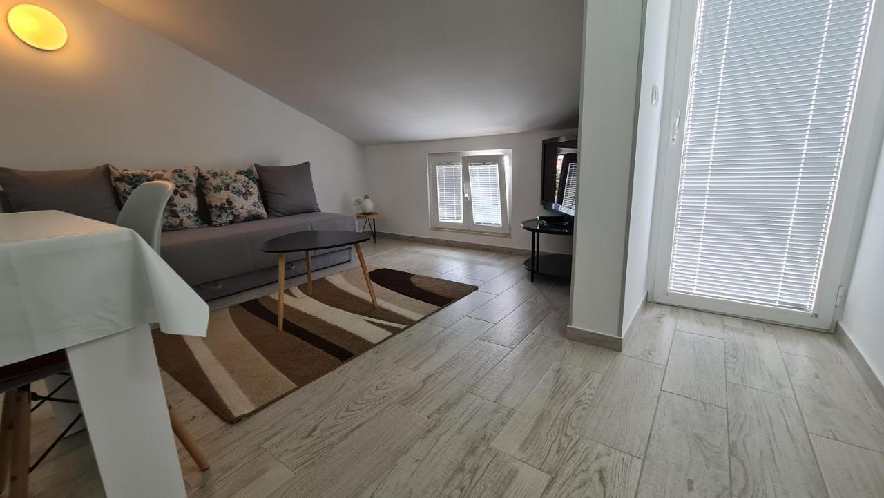 Apartmani Dami Novalja Exterior foto